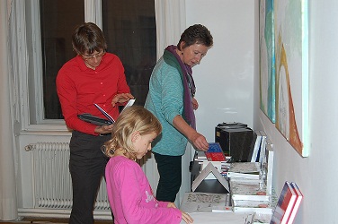 Bchertisch mit jungen Lesern_hp.jpg